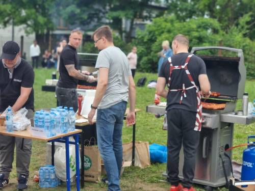 Dzień Dziecka w 2022 roku zdjęcie przedstawia gry i zabawy podczas wydarzenia w Szkole Podstawowej nr 4 w Pruszczu Gdańskim